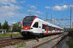 RABe 523 002, auf der S3, verlässt am 01.09.2023 den Bahnhof Pratteln.