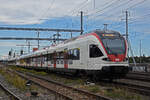 RABe 523 065, auf der S3, fährt am 18.09.2023 beim Bahnhof Muttenz ein.