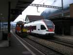 523 003 und ein Baufahrzeug am 16.08.2007 in Erstfeld.