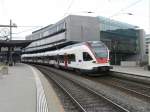 SBB - Triebzug RABe 523 002-4 als Regio nach Luzern im Bahnhof Rotkreuz am 10.04.2010