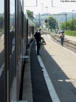 Nostalgie und Moderne treffen am 26.4.2011 in Moudon aufeinander, denn na diesme Bahnhof muss der Fahrdienstleiter jeden haltenden Zug mit dem Abfahrtsstab abfertigen, sei es noch so ein neuer Flirt.