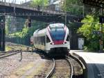 SBB - Triebwagen RABe 523 023-5 als Regio nach Yverdon les Bains bei der einfahrt in den Bahnhof Vevey am 07.05.2011