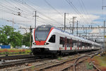 RABe 523 038, auf der S3, verlässt den Bahnhof Pratteln.