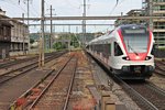 Nachschuss auf RABe 523 049 und RABe 521 030  République et Canton du Jura , als sie am 14.05.2015 als S3 nach Olten aus dem Bahnhof von Pratteln gen Zielbahnhof ausfuhren.