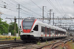 RABe 523 038, auf der S3 verlässt den Bahnhof Pratteln. Das abzweigende Gleis führt auf eine Strasse und in ein Industriegebiet, von wo aus auch diese Aufnahme am 12.06.2016 entstand.