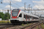 RABe 523 040, auf der S3, verlässt den Bahnhof Pratteln.