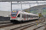 RABe 523 052, auf der S3, fährt beim Bahnhof Sissach ein.