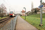 An einem sehr nebligen Tag an der Broye-Linie in Faoug (Aussprache: Fu. Bei der Durchsage meint man, es sei nur ein Husten!)  Durchfahrt des neuen SBB-Flirt von Lausanne via Palézieux und Payerne nach Kerzers, Zug 523 107. 6.Januar 2023 