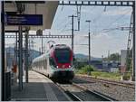 Der SBB FFS TILO RABe 524 204 in den neuen  TILO -Farben erreicht als S 10 25170 von Como kommend Mendrisio, wo mit dem S 50 von Malpensa zur Weiterfahrt nach Bellinzona vereinigt wird.