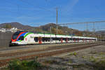 RABe 524 111 durchfährt den Bahnhof Gelterkinden.