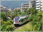 Zwischen Tenero und Locarno unweit eines gemtlichen Grottos (typisches Tessiner Restaurant) und des Parco Villa S.Quirico kommt die S2 14246 mit 524 015-5 zwischen Palmen dahergebraust.
Beim Kirchturm im Hintergrund befindet sich die Endstation Locarno.(03.06.2008)