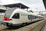 TRENORD, ETR 524 202. Bahnhof Locarno 2.06.2016. Die vier FLIRT RABe 524 201 bis 204 haben das bisherige TILO-Erscheinungsbild gegen eines von TRENORD getauscht. Am augenfälligsten sind die jetzt grünen Türen, zudem sind die SBB-Logos von den Fahrzeugen verschwunden.