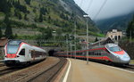 Mit dem EC 14 von Milano Centrale nach Zürich Hbf. verläßt ein ETR 610 der FS am 16.09.2016 den Gotthardtunnel in Göschenen, rechts wartet der RABe 524 101 von TILO (S-Bahn Tessin) auf die Weiterfahrt in Richtung Süden, hinter dem ETR ist noch ein Zug der Schöllenenbahn erkennbar