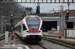 Ein Stadler Flirt (Rabe 524) der Tilo verlässt den Bahnhof Bellinzona.