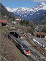 Ein SBB ETR 610 auf der Fahrt Richtung  Süden verschwindet bei der Station Wassen in einen Tunnel, im Hintergrund das legendäre  Chilelii  von Wassen, auf dessen Blick der eilige Reisend