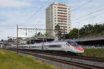 ETR 610 fährt Richtung Bahnhof Muttenz.