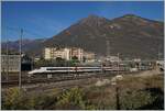 Grosse und kleine Züge im nördlichen Bahnhofkopf von Domodossola: Ein SBB ETR 610 erreicht als EC 37 Genève - Venezia SL den Bahnhof von Domodossola.