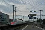 Weniger der Zug, als der interessante Himmel lockte mich zu diesem Bild: Ein SBB ETR 610 fährt als EC 39 nach Milano in Morges durch.