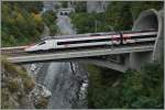 Den 1388m langen Leuk-Tunnel und dem 2816 langen Varonne Tunnel verbindet die 79 m lange Dala Brücke, auf welche der Blick durch Felsen zusätzlich eingengt ist.