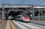 Ein SBB ETR 610 von Basel kommend hat den EXPO Bahnhof Rho erreicht.