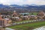 Die Umgebung von Bern wird immer städtischer. Vor den neuen Wohnblöcken in Wabern ein BLS Triebzug Serie 515  Mutz . 23.November 2015 
