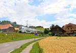 Sommer im Schwarzenburgerland, BLS  MUTZ (Serie 515) der S-Bahnlinie Bern - Schwarzenburg: Zug 515 014 in Aeckenmatt, 10.Juli 2017 