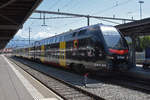 RABe 515 008  Mutz  mit der Werbung für den Schlittschuh Club Bern (SCB), auf der S1, wartet beim Bahnhof Thun.