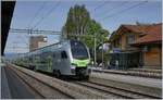 Der BLS RABE 515 007, unterwegs als S 3 von Biel/Bienne nach Belp beim Halt bei der schonen Station Schüpfen.