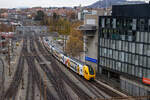 Der neue Hockeyzug der BLs, der RABe 515 008, bei der Einfahrt im Bahnhof Bern als S1.