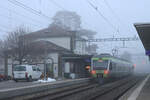 Nebliger Morgen am Bahnhof Murten: BLS NINA 525 003 als S5 der S-Bahn Bern (Murten/Neuchâtel - Kerzers - Bern).