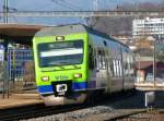 bls - NINA Triebzug RABe 525 027-9 als Regio nach Bern - Belp - Thun im Bahnhof von Brgg am 15.11.2008