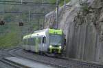 RABe 525 bei der Einfahrt in Lalden bei strmenden Regen und Sturm.