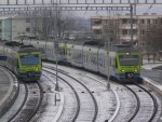 NINA RABe 525 06 und NINA RABe 525 25 als S5 in Kerzers am 19. Dezember 2009.