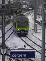 NINA RABe 525 33 fhrt von Murten her in den Bahnhof Kerzers ein.