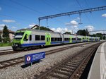 Die  Nina 04  und ein andere  Nina  mit ein Zug der  S5  (S-Bahn Bern) im Bahnhof KERZERS, 06-06-2016.

 S5  = Bern-Kerzers-Neuenburg und für die 2° teil der zug : Bern-Kerzers-Murten