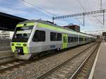 Revidierter RABe 525 002 als S5 nach Bern, am 2.3.17 bei Brünnen Westside.