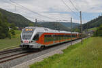 RABe 526 061-7 der SOB fährt am 27.07.2023 Richtung Bahnhof Gelterkinden.