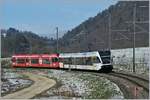 Ein  Thurbo  und ein roter (ex RM) GTW RABe 2/8 erreichen als Reginalzug 7319 nach Biel/Bienne,  von Moutier (Spitze) und La Chaux-de-Fonds (Schluss) kommend, La Heutte.