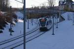 Die S 2 nach Altstätten SG hat in Form des RABe 526 803 Den Bahnhof Mörschwil gerade verlassen und folgt im Schatten der Strecke nach Goldach.