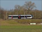 Kurzer Thurbo-GTW RABe 526 704-2 in der Kurve zur Thurbrücke bei Eschikofen.