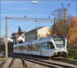 RABE 526 759-6 in Steckborn. November 2015.

Für Zweifler: Der Fotograf steht hinter der geschlossenen Schranke, wo Autos und Fußgänger ebenfalls ordnungsgemäß warten...