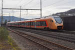 RABe 526 101-1 durchfährt den Bahnhof Gelterkinden.