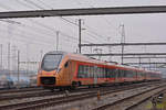 RABe 526 202 Traverso der SOB durchfährt den Bahnhof Muttenz.