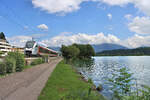 Die Linie durch die Linth-Ebene: Bevor die S-Bahn von Rapperswil her die Linth-Ebene durchquert, fährt sie dem rechten Ufer des allerobersten Zipfels des Zürichsees entlang. Hier SOB Flirt 526 007 in Schmerikon, 9.Juli 2021 