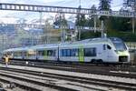 Vereint mit dem Zugteil aus Brig verkehrt der RABe 528 117  Brig-Glis  wieder weiter als RE1 nach Bern am 5.4.24 nach dem verlassen des Bahnhof Spiez.