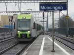 BLS - Vier Triebwagen Ltschberger an der Spitze der 535 112 als RE nach Bern bei der einfahrt in den Bahnhof Mnsingen am 21.03.2010