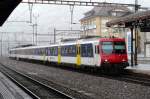 SBB - Einfahrender Regio mit RBDe 4/4 560 075-4 nach Villeneuve bei leichtem Schnnefall im Bahnhof von Vevey am 24.03.2008