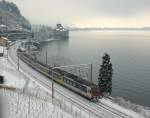 Regionalzug 12340 auf der Fahrt nach Allaman beim winterlichen Chteau de Chillon am 05.01.2010.