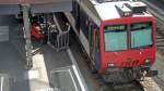 Reisegepck von SBB-Kunden nach Chiasso werden im Gepckabteil des Werktglichen RE Bellinzona-Chiasso am Abgangsbahnhof verladen.