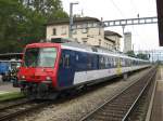 RBDe 560 125 mit 5-teiligem TILO NPZ als S30 14331 im Bahnhof Cadenazzo, 11.08.2010.